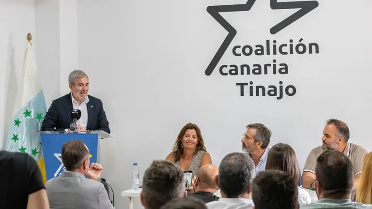 Fernando Clavijo en la nueva sede de CC en Tinajo.