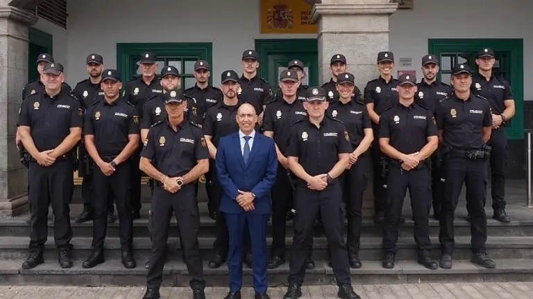 El director insular con los nuevos agentes.
