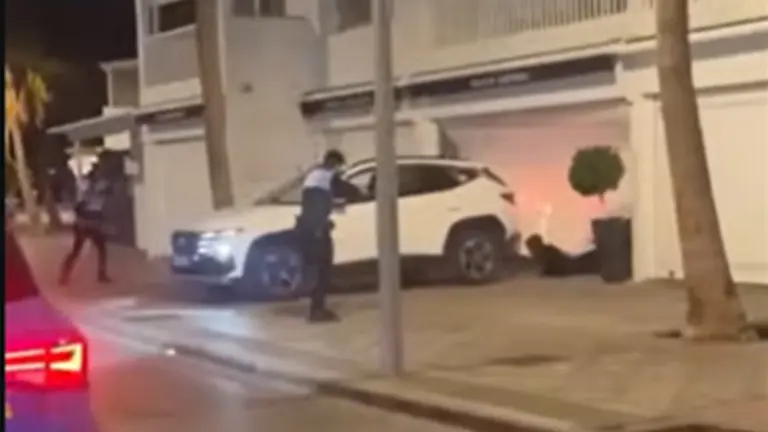 Momento de la detenci&oacute;n de los agentes de la Polic&iacute;a Local de T&iacute;as del individuo que entr&oacute; a robar en la joyer&iacute;a de Puerto del Carmen.