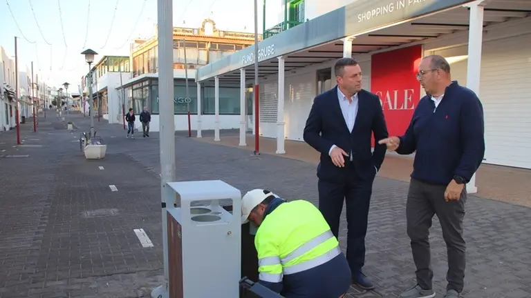 El alcalde de Yaiza y el concejal de Limpieza en una visista a la calle Limones de Playa Blanca.