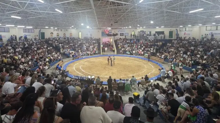 Impresionante aspecto en el terrero de Tinajo una vez m&aacute;s para ver las dos finales de lucha de este viernes