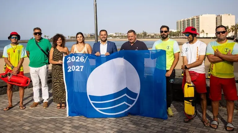 El Ayuntamiento de Arrecife iza la Bandera Azul.