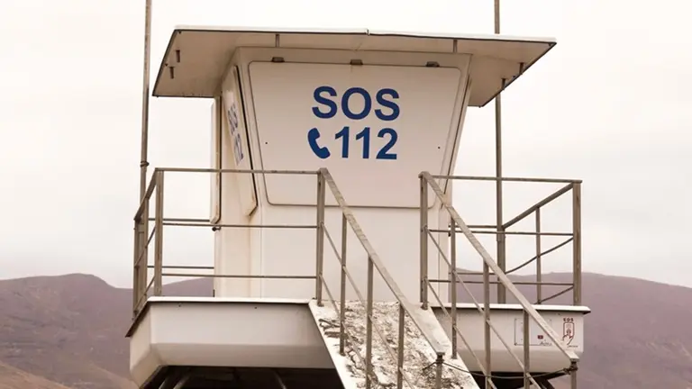 Puesto de vigilancia en la playa de Famara.
