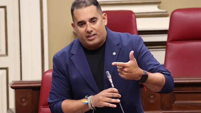 Yoné Caraballo durante la pregunta a la consejera de Sanidad.