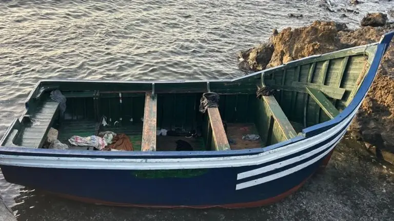 Patera en la que llegaron los inmigrantes a la zona de Arrieta y Punta Mujeres.