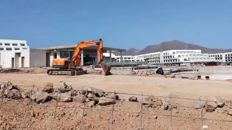 Imagen de la &uacute;ltima obra de un hotel que se hizo en Playa Blanca y al que no se ha querido aplicar el deslinde de 20 metros que s&iacute; se quiere aplicar a otros hoteles construidos hace d&eacute;cadas. 