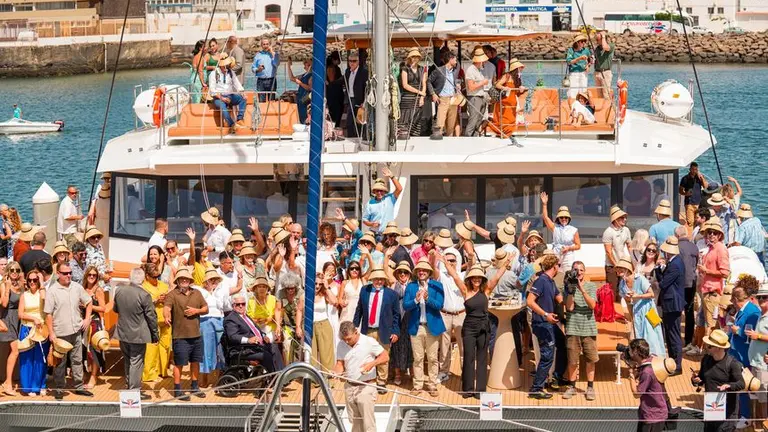 Imagen de la gente que acudi&oacute; este jueves por la ma&ntilde;ana a la presentaci&oacute;n de las embarcaciones en la Marina de Lanzarote