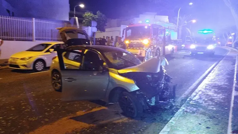 Cami&oacute;n de los bomberos junto al veh&iacute;culo accidentado.