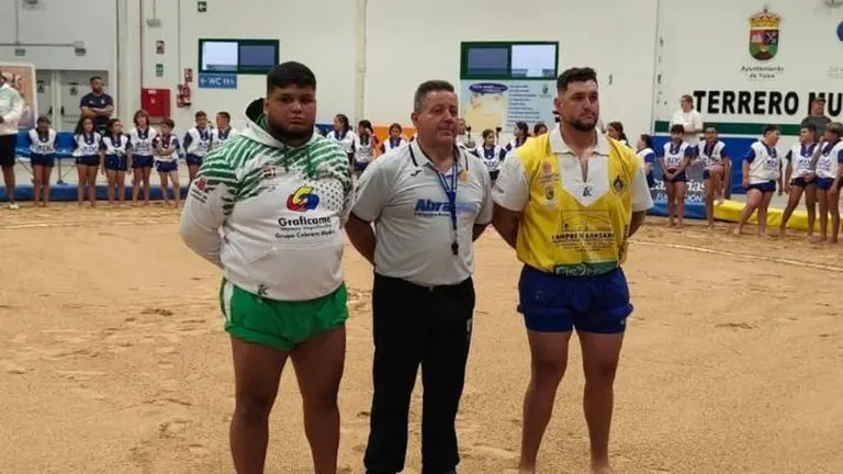 Imagen de los capitanes y del &aacute;rbitro antes del inicio de la brega