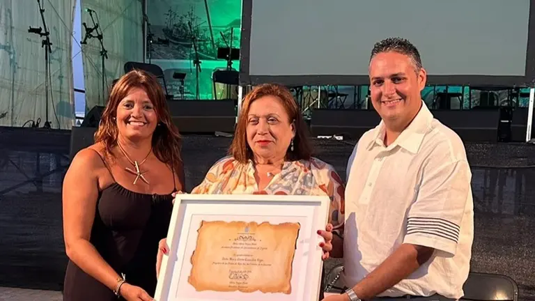 Olivia Duque y Andoni Mach&iacute;n junto a la pregonera de las fiestas de La Graciosa.