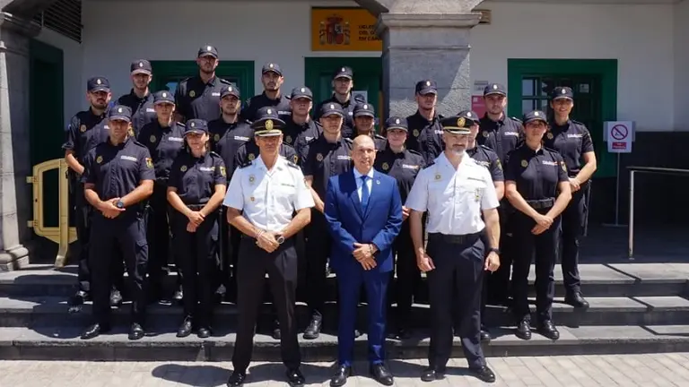 El director insular con los mandos policiales y los nuevos agentes.