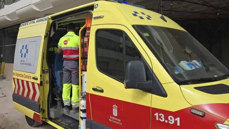 El personal del SUC atendiendo al herido dentro del hotel Natura Palace