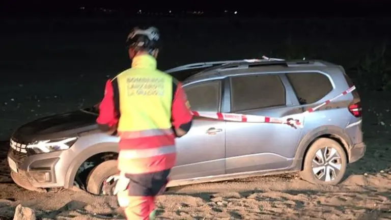 Estado en el que qued&oacute; el coche que se sali&oacute; de la v&iacute;a.