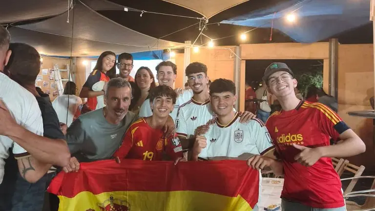 Imagen de aficionados en Tah&iacute;che celebrando la victoria