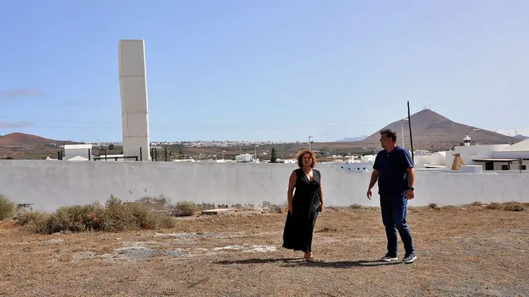 El alcalde de San Bartolomé, Isidro Pérez y la concejala de Urbanismo, Marlene Romero.