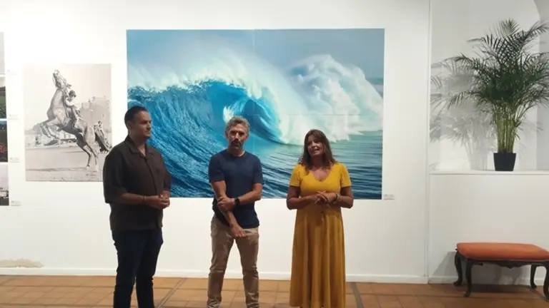 Olivia Duque y Andoni Mach&iacute;n junto a Guillermo Cervera Calonje en su exposici&oacute;n.