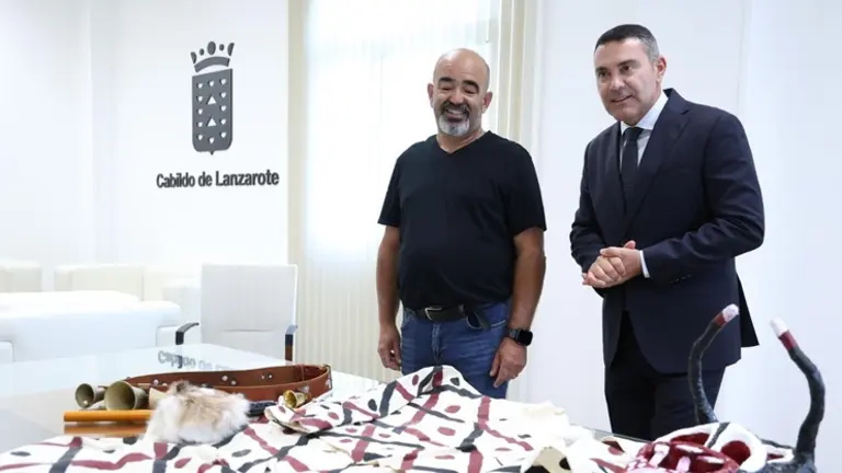 Oswaldo Betancort junto al presidente de la Asociaci&oacute;n Cultural Los Diabletes.