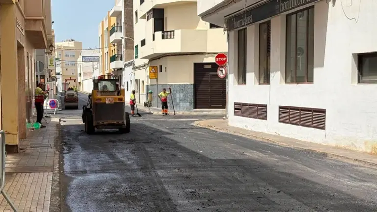 Operarios realizando las labores de asfaltado en Arrecife.