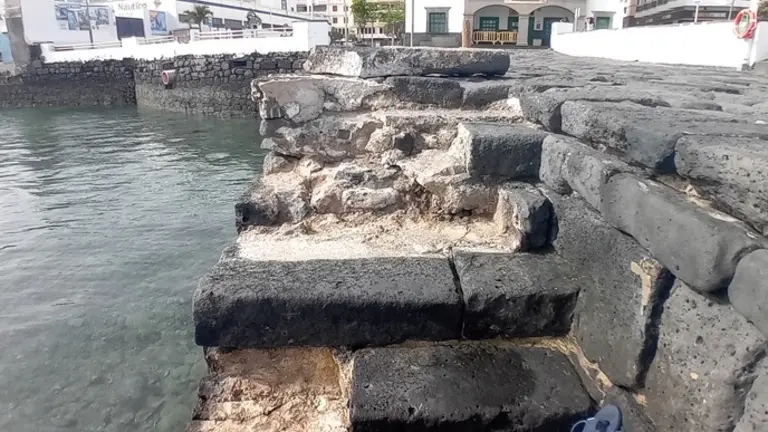 Imagen del mal estado en el que se encuentra la escalera del muelle desde el pasado mes de marzo.
