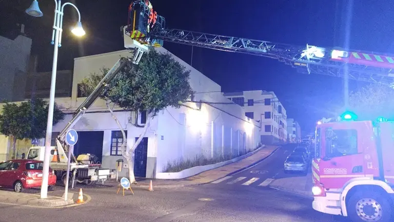 Bomberos realizando las labores de rescate.