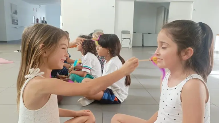 Ni&ntilde;os participando en el proyecto Tardes en calma.