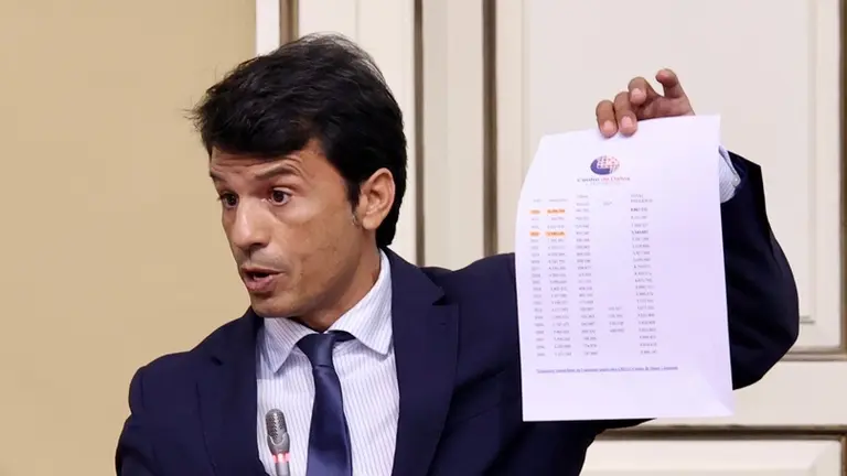 Marcos Bergaz durante su intervenci&oacute;n en el pleno del parlamento.