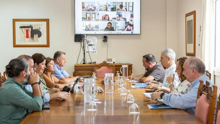 Reuni&oacute;n del Gobierno de Canarias, Cabildo y Ayuntamiento de Teguise sobre el saneamiento en La Graciosa