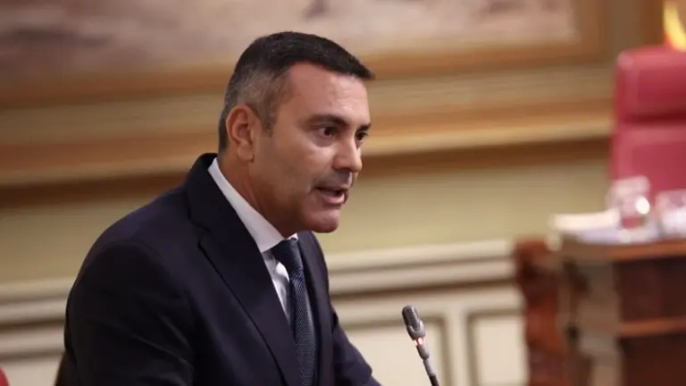Oswaldo Betancort en el Parlamento de Canarias.
