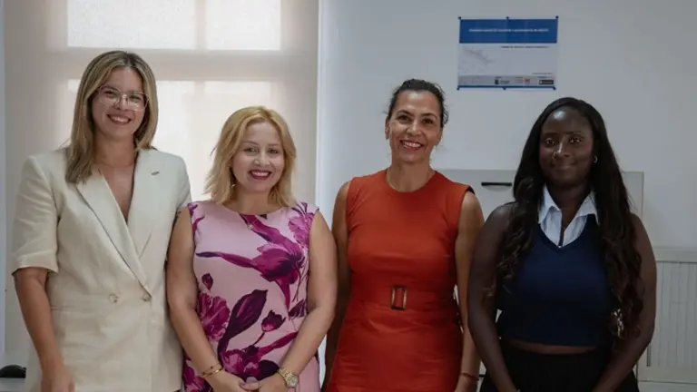 Maite Corujo junto a las trabajadoras del proyecto &lsquo;Mapas con Sentido&rsquo;.