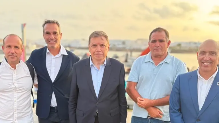 Alfredo Villalba y Pedro Viera junto a Luis Planas.