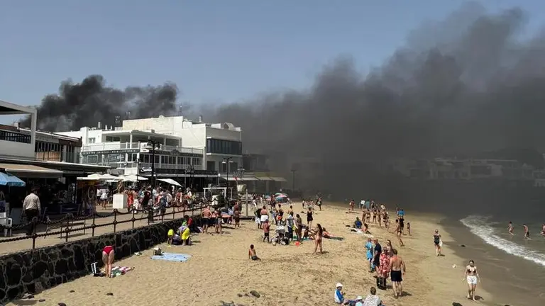 Nube de humo generado por el incendio en Playa Blanca.