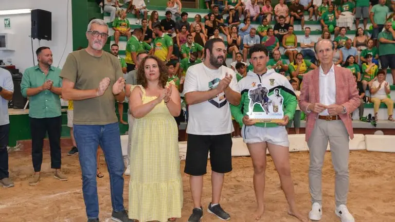 Uno de los luchadores del Tao recogiendo el trofeo del equipo con el presidente de la Federaci&oacute;n, los concejales de Teguise y el consejero de Bienestar del Cabildo de Lanzarote, Marci Acu&ntilde;a