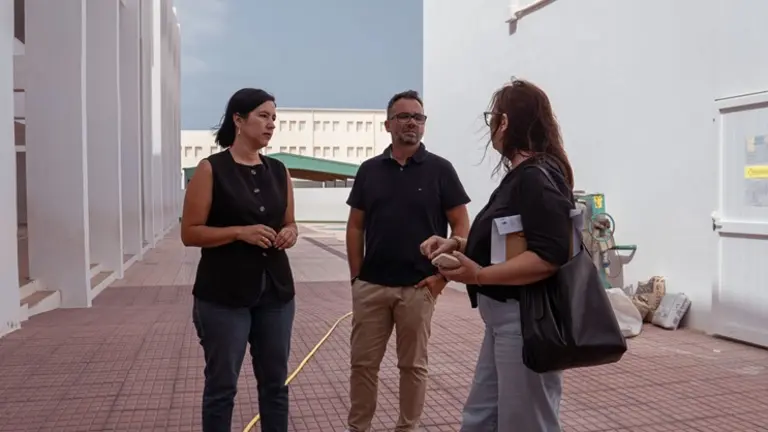 Abigail Gonz&aacute;lez y Echedey Eugenio en el CEIP Capellan&iacute;a del Y&aacute;gabo.