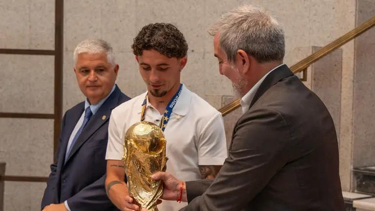 Y&eacute;remi Pino entregando la copa del mundo a Fernando Clavijo.