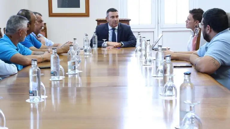 Oswaldo Betancort y Miguel &Aacute;ngel Jim&eacute;nez en su reuni&oacute;n con las cooperativas del taxi.