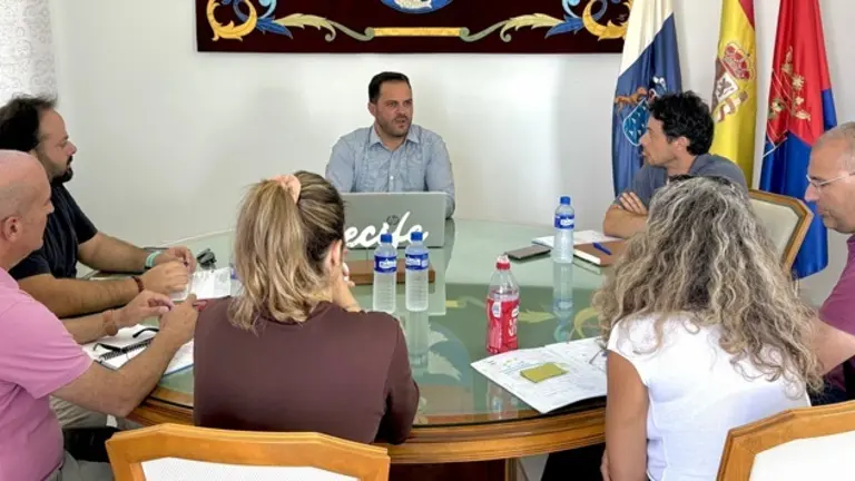 El alcalde Yonathan de Le&oacute;n con el equipo t&eacute;cnico de la Concejal&iacute;a de Obras perfilando las pr&oacute;ximas licitaciones con una inversi&oacute;n en los barrios cercana a las 37 millones.