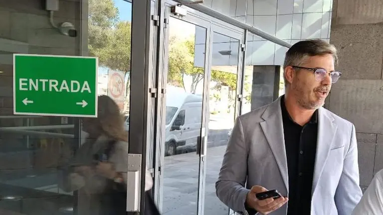 David Monte en la puerta de los juzgados de Arrecife.