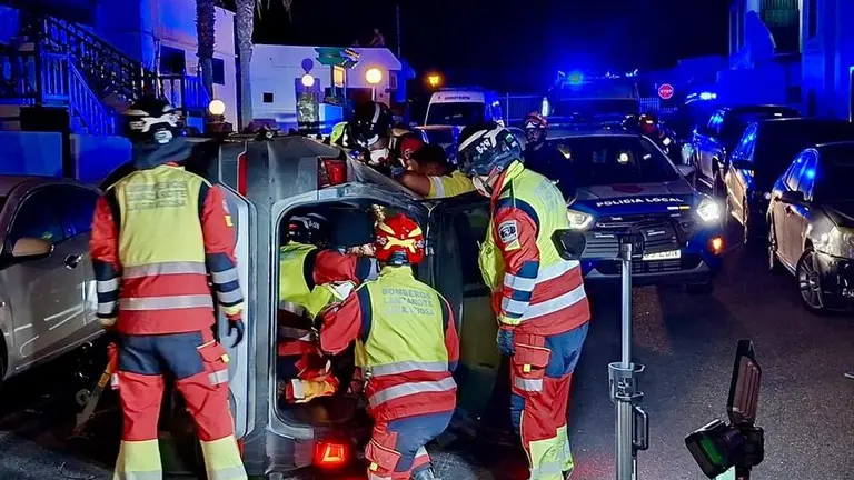 Bomberos del Consorcio realizando las labores de excarcelaci&oacute;n.