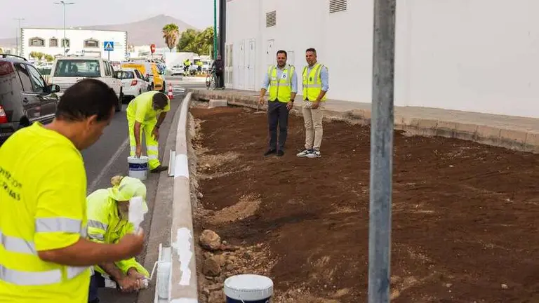 El alcalde de Arrecife Yonathan de León y el consejero de Obras Públicas, Jacobo Medina, visitan los trabajos de embellecimiento en los accesos al Hospital de Lanzarote.