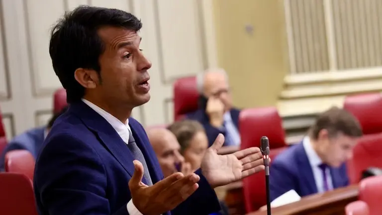 Marcos Bergaz (PSOE) durante una intervencioìn en el pleno del parlamento.