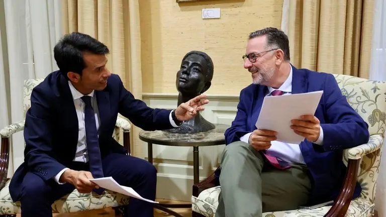 Marcos Bergaz (PSOE) junto al consejero de educacioěn Poli Suaěrez (PP) en el Parlamento de Canarias.