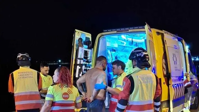 Personal del SUC atendiendo al herido.