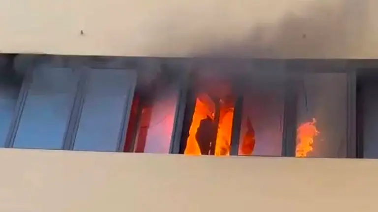 Imagen de las llamas en la vivienda.