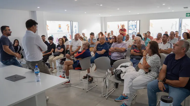 Vecinos de Argana en una reunión con el teniente de alcalde, Echedey Eugenio, el concejal de Limpieza, Jacobo Lemes, y el concejal de Urbanismo, Maciot Cabrera.