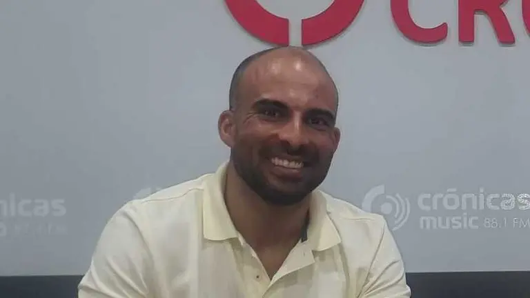Daniel Medina en los estudios de Cr&oacute;nicas Radio.