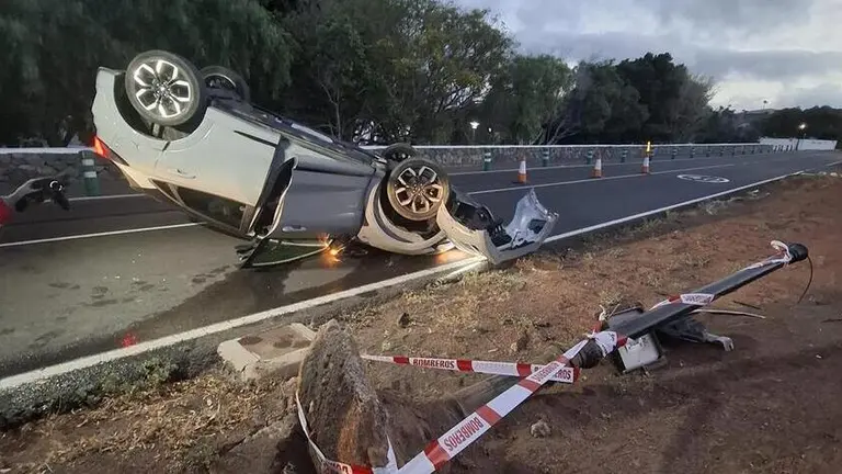 Veh&iacute;culo volcado junto a la farola con la que impact&oacute;.