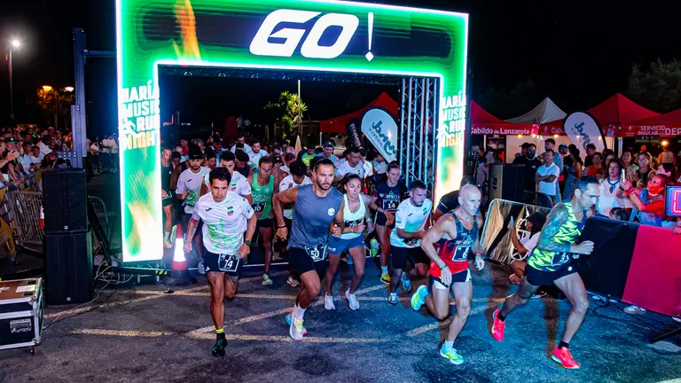 Salida de los corredores de la Haría Music Run Night.