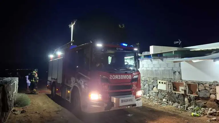 Cami&oacute;n de los bomberos junto a la vivienda afectada.