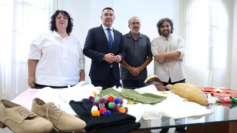 Entrega de la vestimenta de Los Buches a Texas.