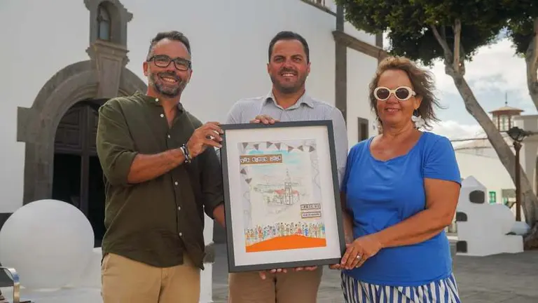 Echedey Eugenio y Yonathan de Le&oacute;n junto al cartel de San Gin&eacute;s y la artista que lo realiz&oacute;.